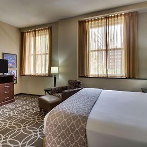 Deluxe King Room Hearing Accessible Shower